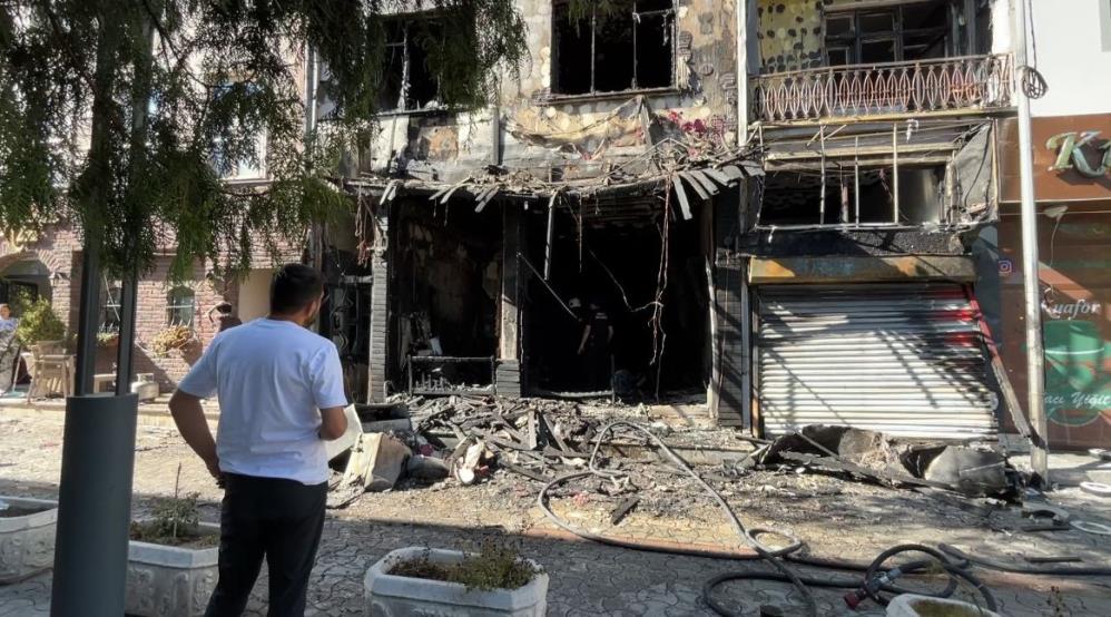 konyanin-merkezinde-kafe-yandi-4-katli-bina-bu-hale-geldi.jpg