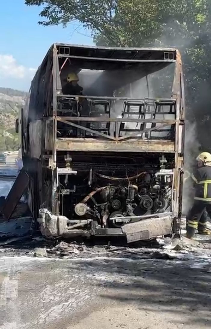 yolcu-otobusu-yandi-25-yolcu-son-anda-kurtuldu.jpg