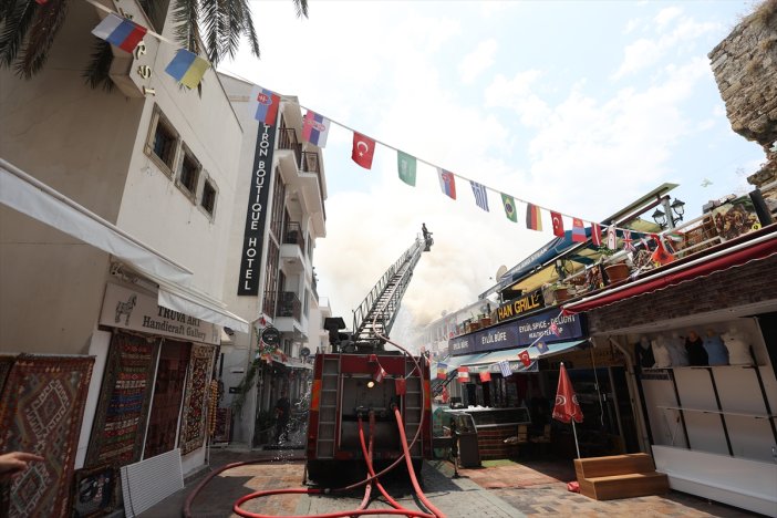 antalyada-tarihi-kaleicinde-yangin-001.jpg