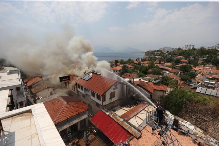 antalyada-tarihi-kaleicinde-yangin-002.jpg