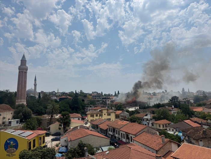 antalyada-tarihi-kaleicinde-yangin.jpg
