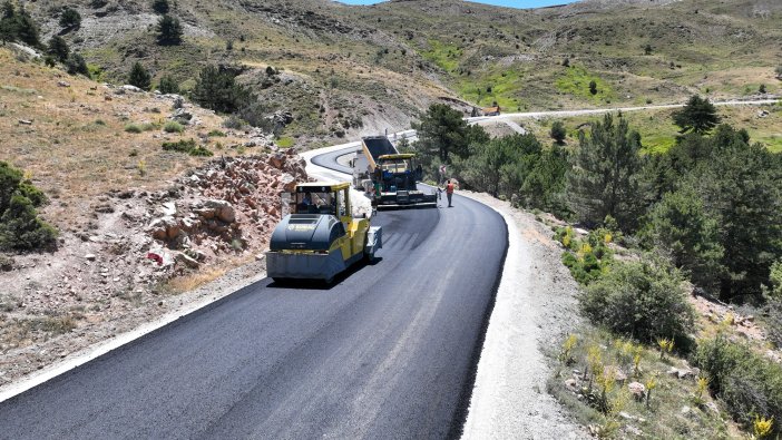11-bin-500-metrelik-yol-sicak-asfalta-kavusuyor-selcukluda-konfor-zirveye-cikiyor-001.jpg