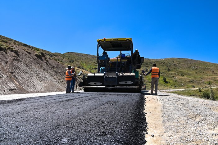 11-bin-500-metrelik-yol-sicak-asfalta-kavusuyor-selcukluda-konfor-zirveye-cikiyor-002.jpg
