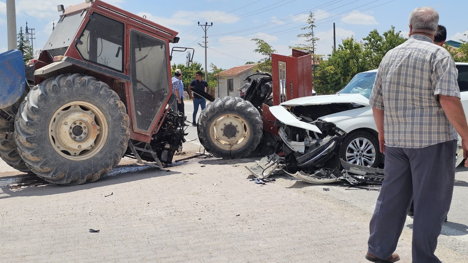 konyada-otomobille-carpisan-traktor-ikiye-bolundu.jpg
