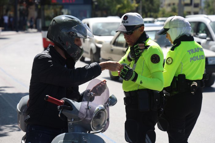 konyada-trafik-denetimi-sikilasti-3-cocuk-1-kisi-yapar-savunmasi-cezadan-kurtarmadi-005.jpg