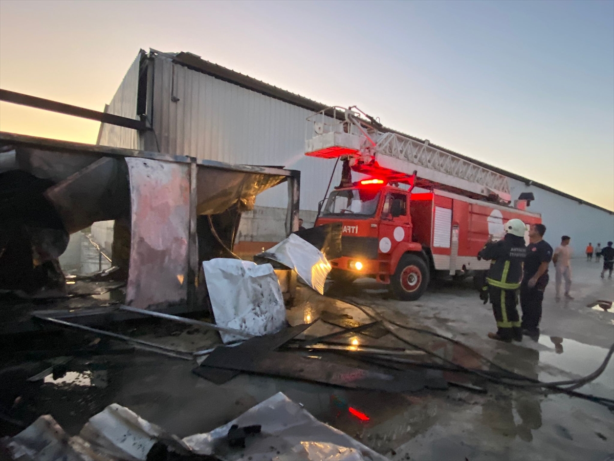 iscilerin-kaldigi-konteynerde-yangin-cikti-001.jpg