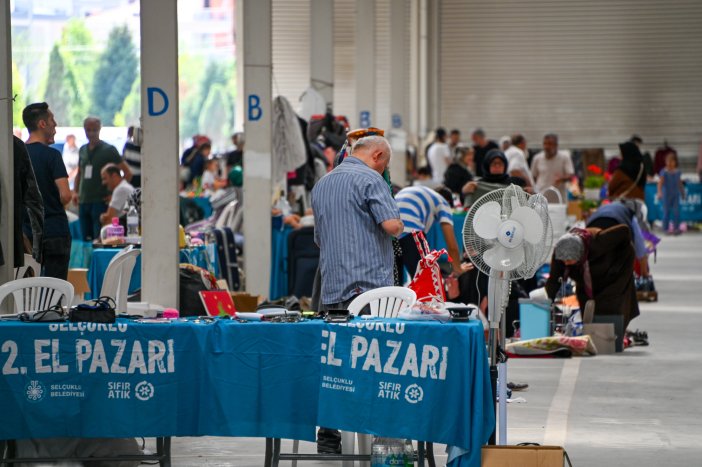 cebini-dusunen-konyali-bu-pazara-akin-ediyor-her-ay-ayni-gun-ayni-yerde-002.jpg