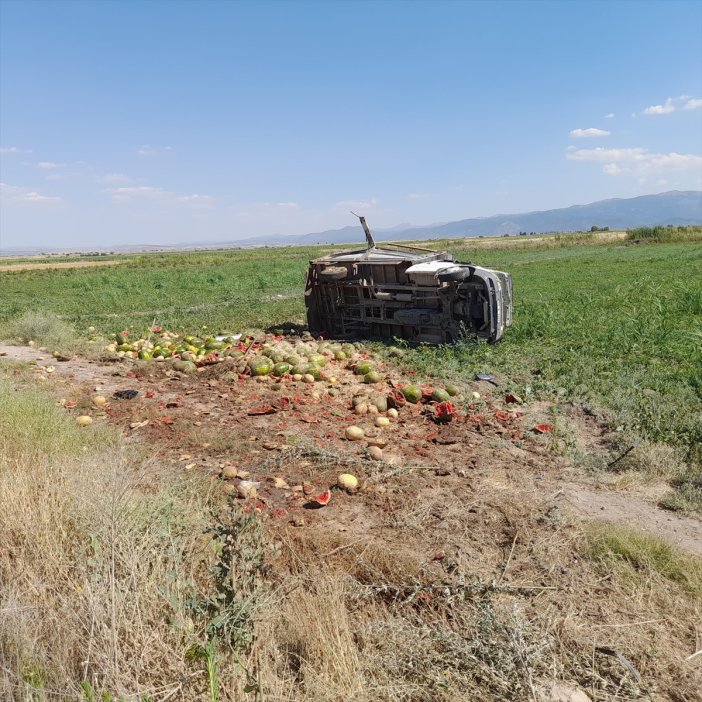 konyada-karpuz-yuklu-kamyonet-tarlaya-devrildi-yaralilar-var.jpg