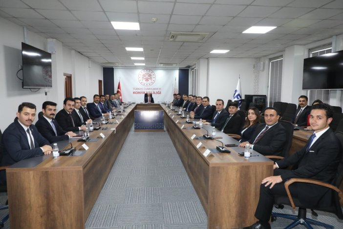 konya-valisi-akin-ilce-baskanlarini-topladi.jpg