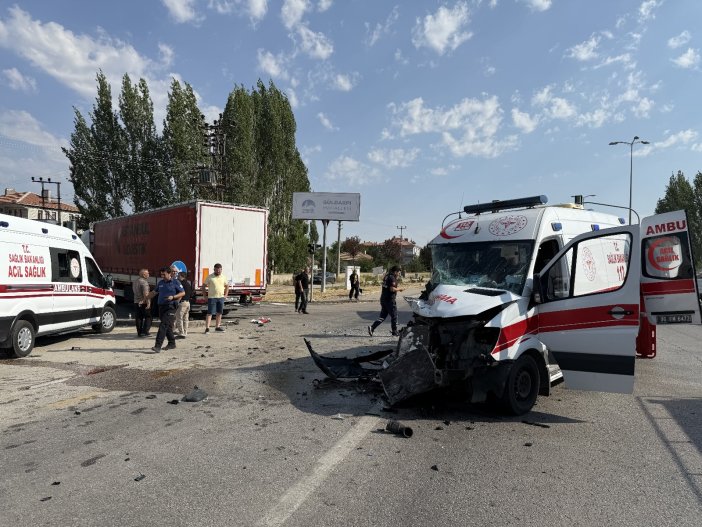 hasta-tasiyan-ambulansla-tir-carpisti-5-yarali-002.jpg