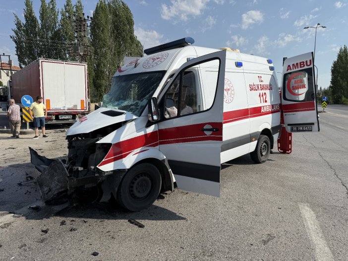 hasta-tasiyan-ambulansla-tir-carpisti-5-yarali.jpg