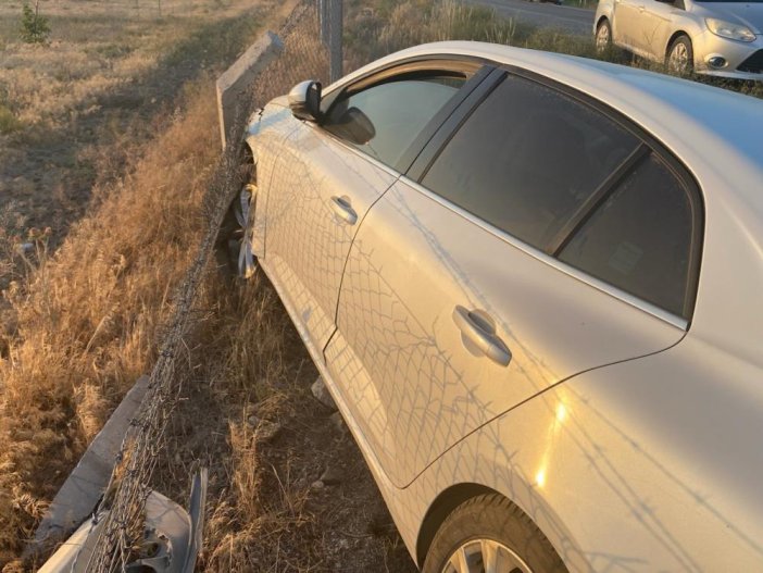 konyada-otomobil-kontrolden-cikti-tel-orgulerine-carparak-durabildi.jpg
