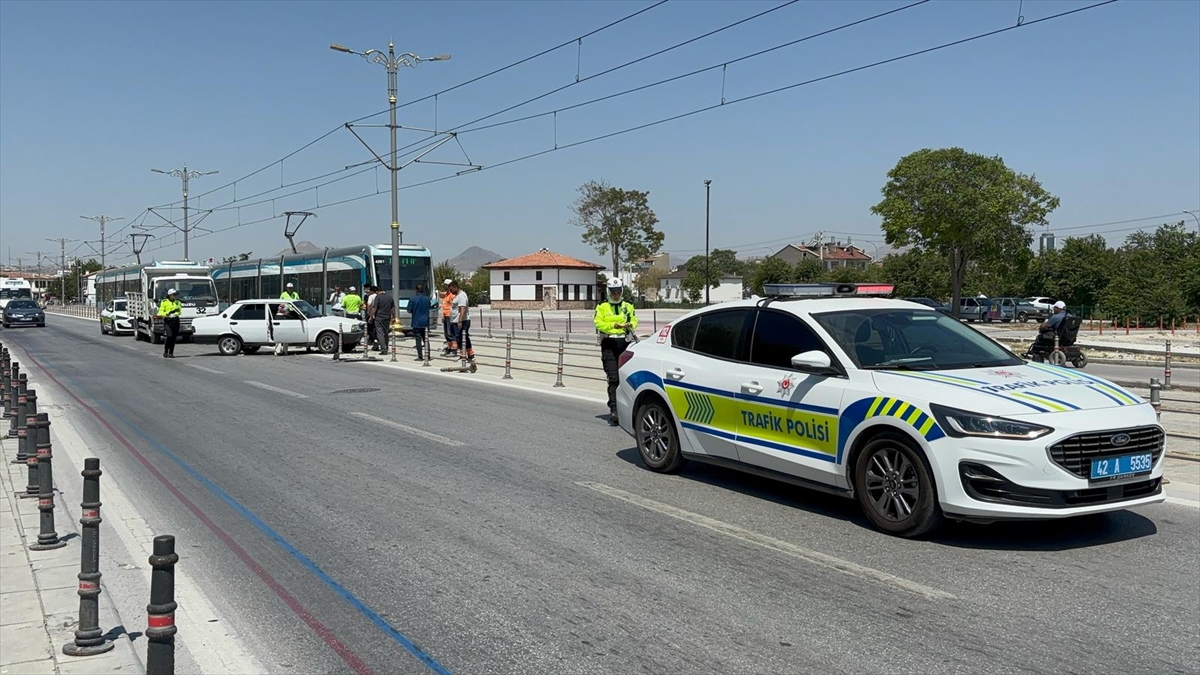 konyada-carpisan-motosiklet-ve-otomobil-tramvay-yoluna-girdi-001.jpg