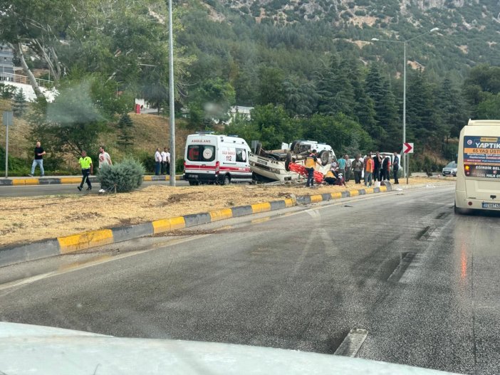 konya-yolunda-feci-kaza-1i-agir-12-yarali-003.jpg