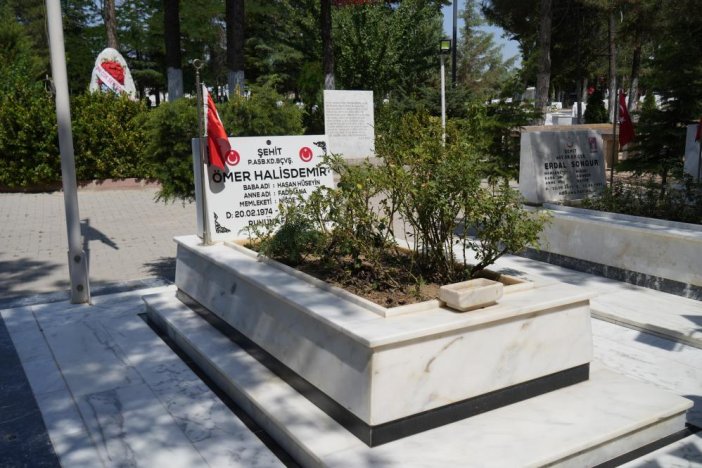 konyadan-sehit-omer-halisdemirin-kabrine-duygusal-ziyaret-001.jpg