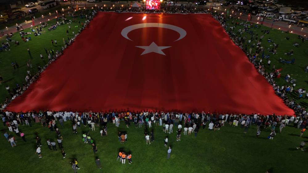 dunyanin-en-buyuk-turk-bayragi-15-temmuzda-acildi-001.jpg