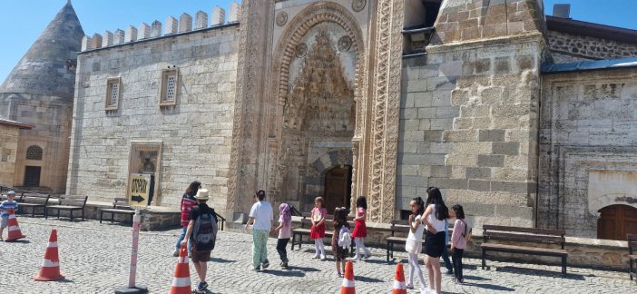 konyanin-891-yillik-mirasi-minik-ziyaretcileri-agirladi.jpg