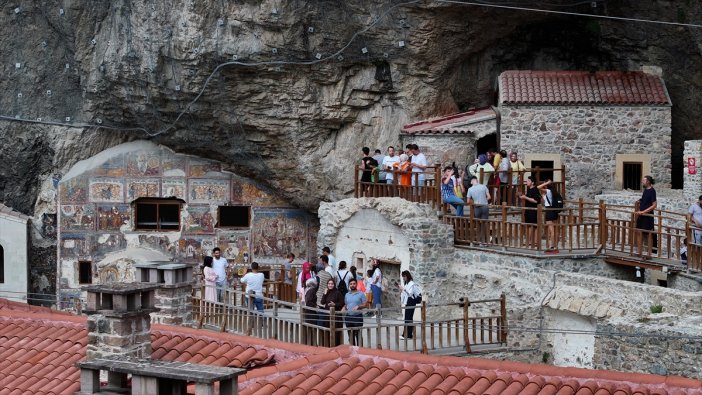 sumela-manastiri-yilin-ilk-yarisinda-151-bin-315-ziyaretciyi-agirladi-001.jpg