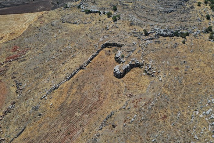 50-hektarlik-alanda-cok-katmanli-yerlesim-izleri-bulundu-002.jpg