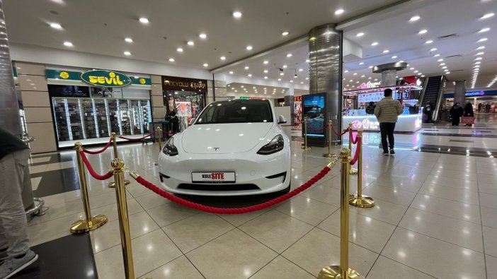 konyada-avmye-alisverise-gitti-sifir-tesla-ile-dondu-001.jpeg