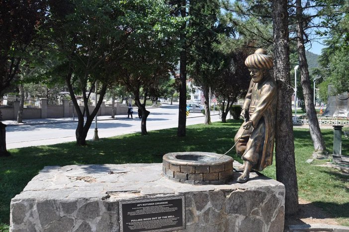 konyada-nasreddin-hoca-heykeline-saldiri-001.webp