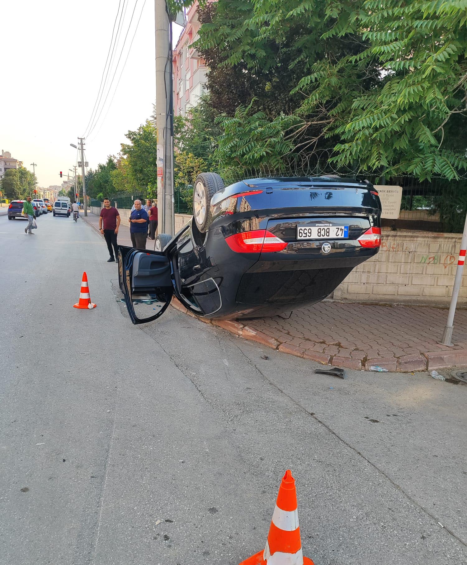 konyanin-merkezinde-otomobil-kaldirima-devrildi-4-yaralidan-biri-hamile-001.jpeg