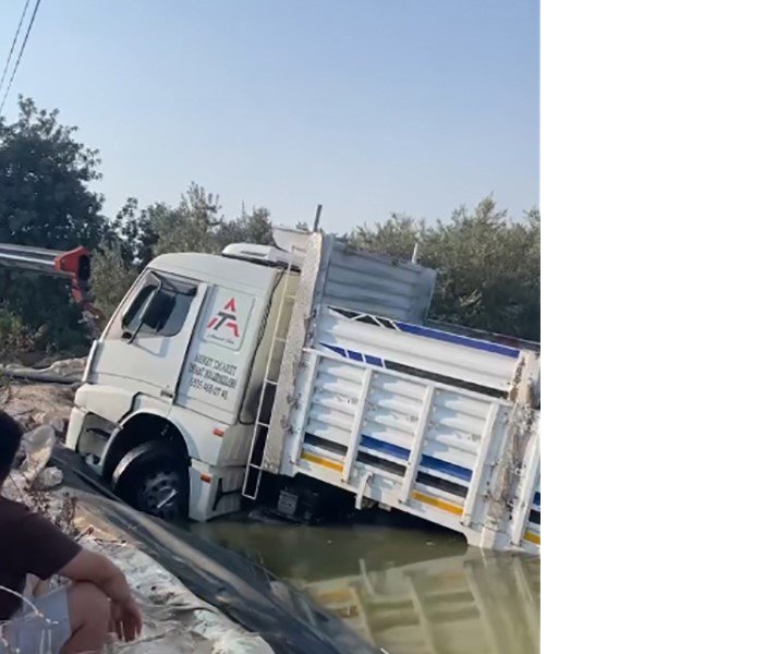 freni-patlayan-kamyon-sulama-havuzuna-dustu.jpg
