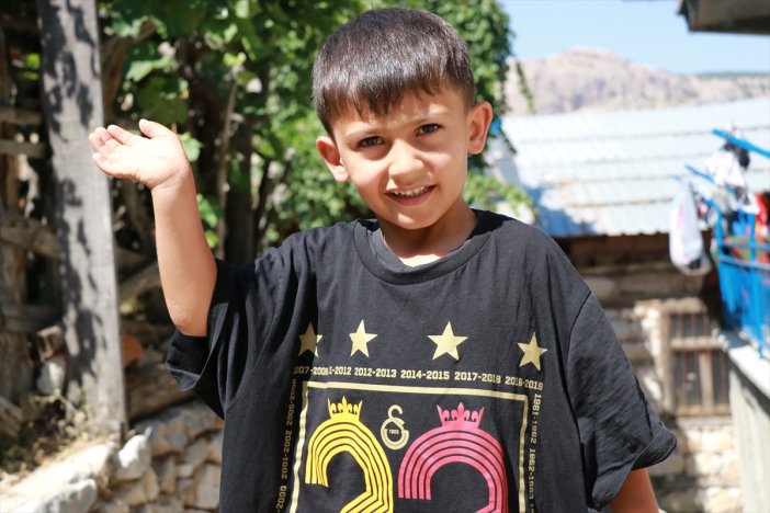 konyali-gazi-tuttugu-takimdan-vazgecmeyen-minik-taraftari-boyle-sevindirdi-001.jpg