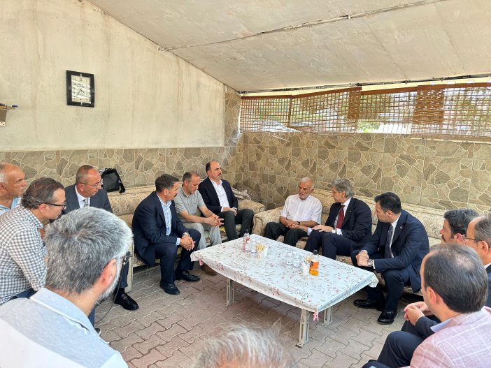 konya-ak-parti-protokolu-sehit-muharrem-canin-ailesini-ziyaret-etti-001.jpg