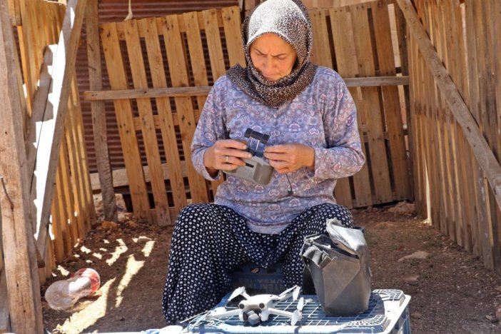 51-yasindaki-kadin-ekmek-teknesini-dronla-koruyor-001.jpg