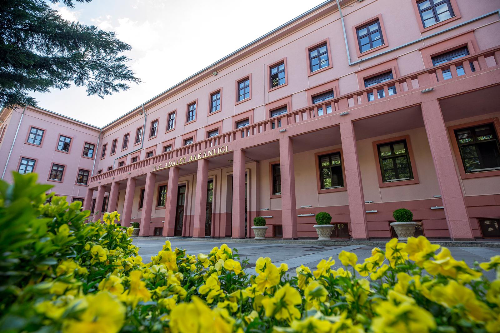 adalet-bakanligi-3-bin-500-personel-alimi-yapacak.jpeg