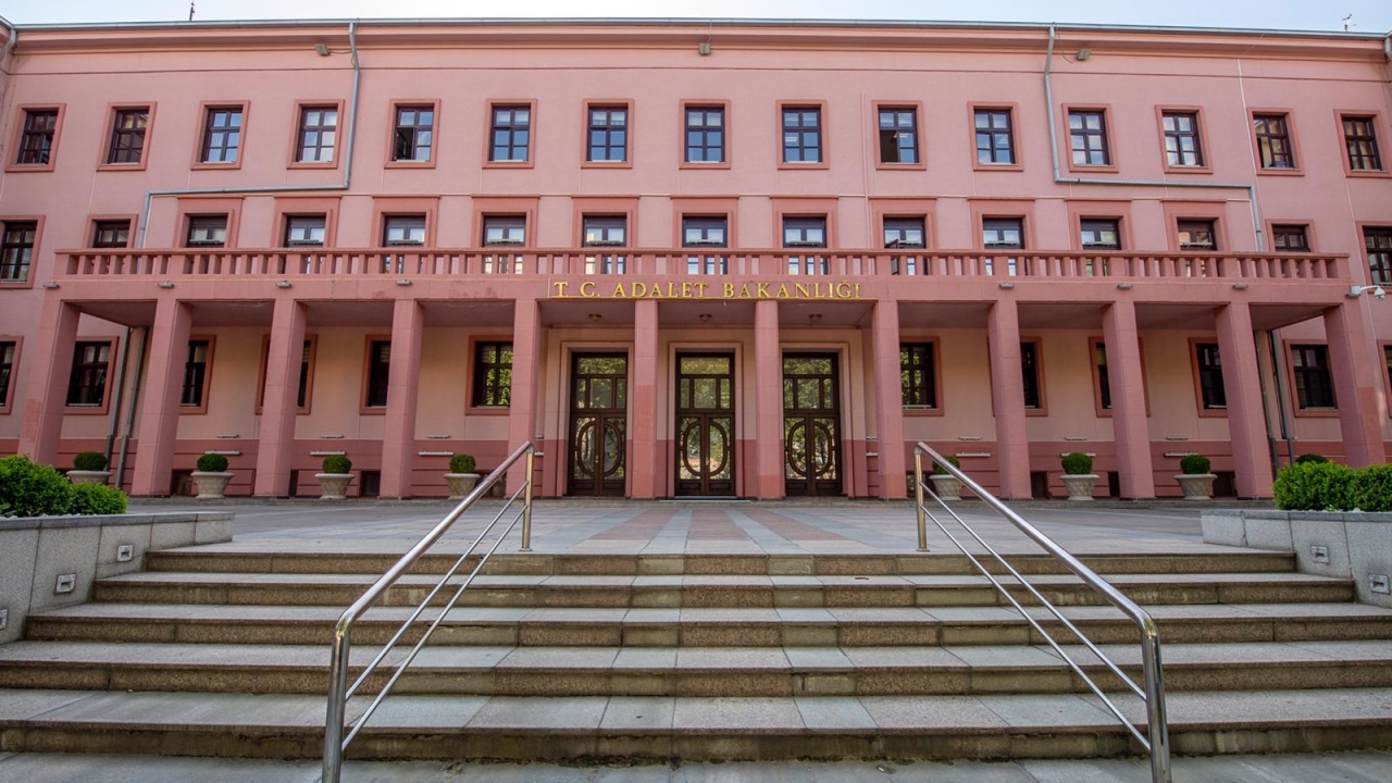 adalet-bakanligi-3-bin-500-personel-alimi-yapacak.jpg