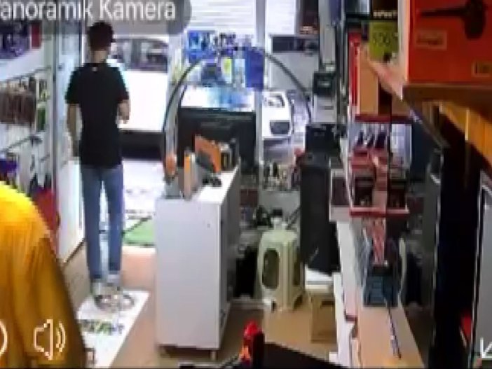 akil-almaz-hirsizlik-kamerada-oyun-konsolunu-kurtarirken-telefonundan-oldu-001.jpeg