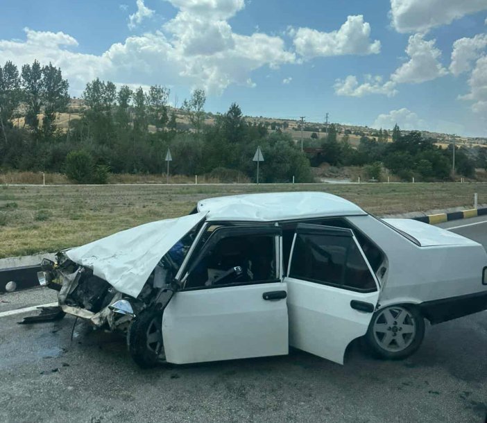 konya-yolunda-otomobiller-carpisti-2si-cocuk-7-yarali.jpg