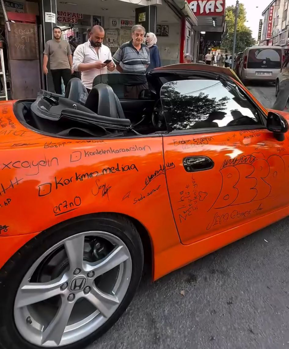 konyada-vatandaslar-ve-polisler-luks-araci-bu-hale-getirdi.jpg