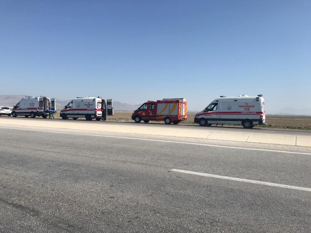 konyada-otomobil-takla-atti-ekipler-5-kisiyi-yardima-kostu.jpg