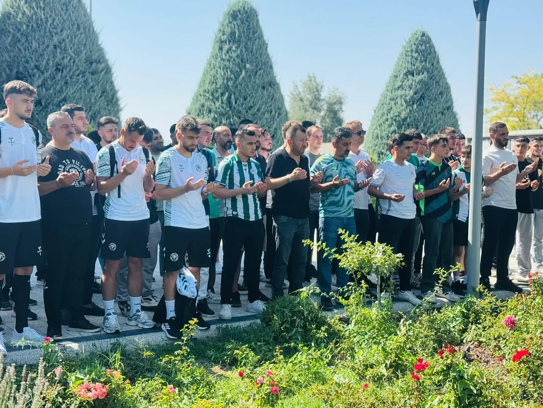 konyaspor-deplasmana-kurban-kesilip-dualar-esliginde-ugurlandi.jpg