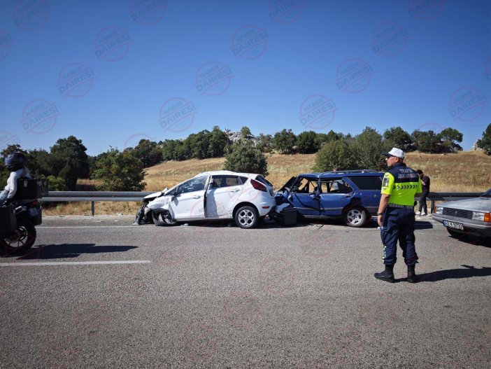 konya-demirkapi-tuneli-yolunda-zincirleme-kaza-5-kisi-aracta-sikisti-002.jpeg
