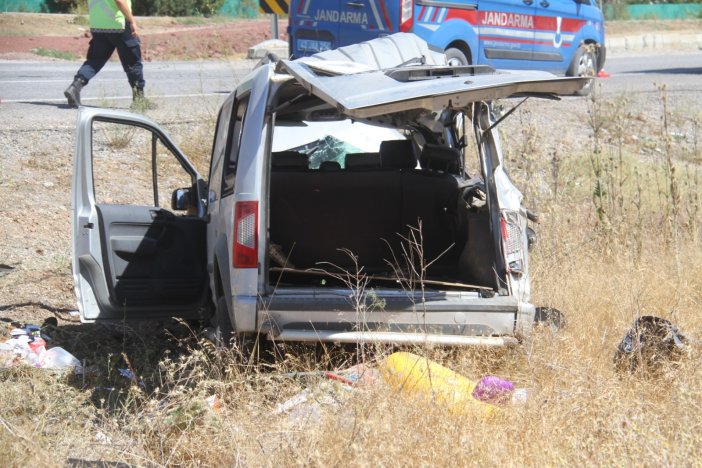 konyada-kontrolden-cikan-hafif-ticari-arac-sarampole-devrildi-5-yarali.jpeg