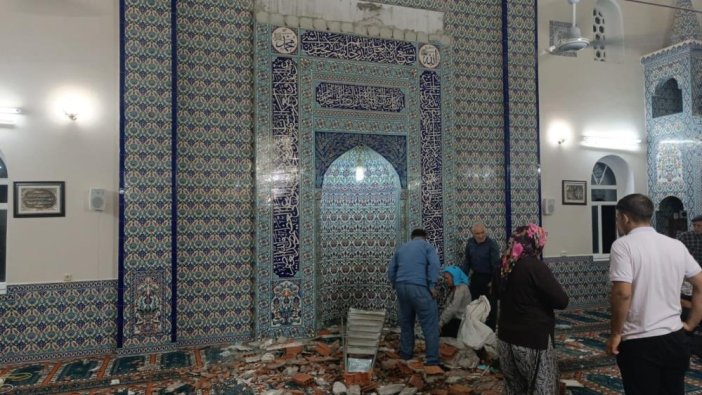 deprem-sonrasi-hasarli-cami-incelemesinde-oldu.jpg