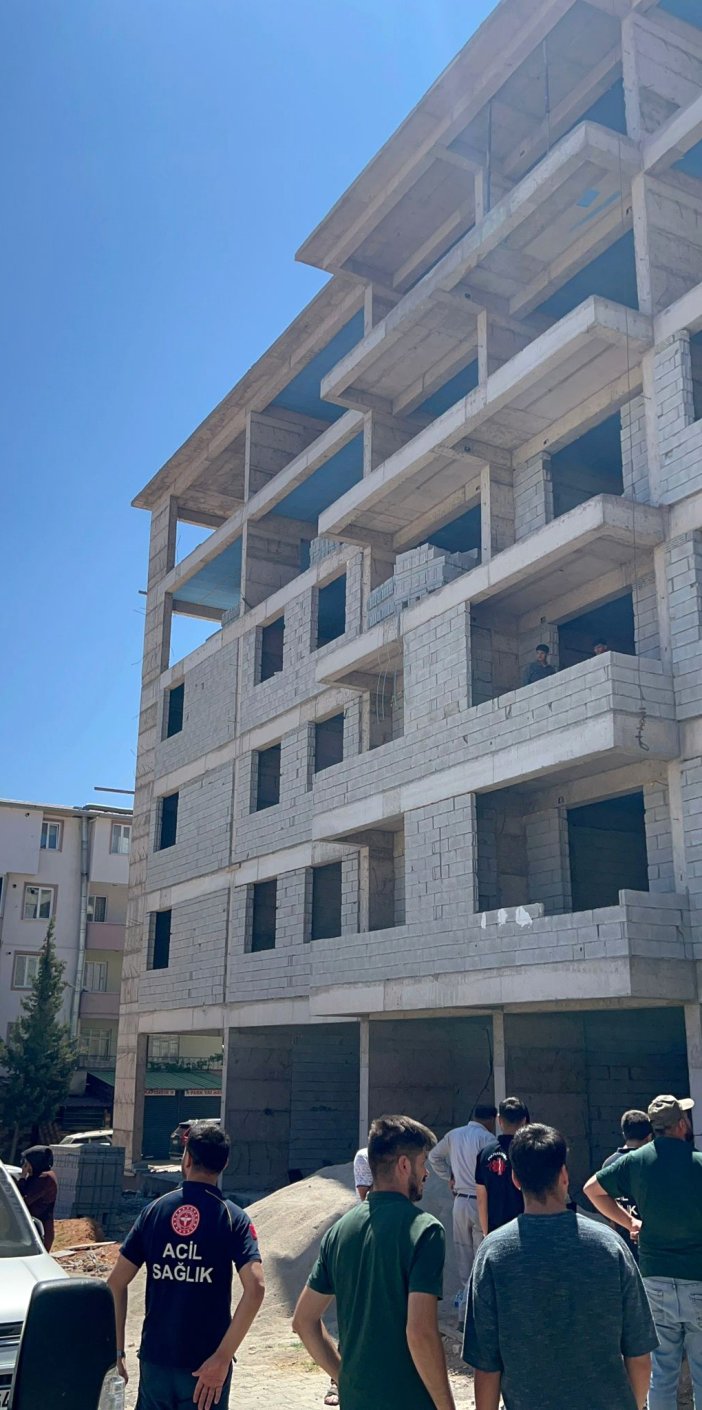 insaatin-5inci-katindan-dusen-isci-feci-sekilde-can-verdi-001.jpg