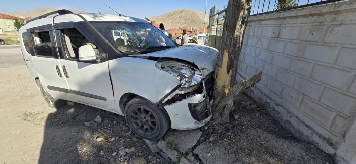 konyada-iki-hafif-ticari-arac-carpisti-5-yarali.jpg