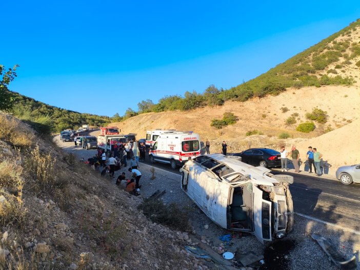 tarim-iscilerini-tasiyan-minibus-devrildi-cok-fazla-yarali-var.jpg