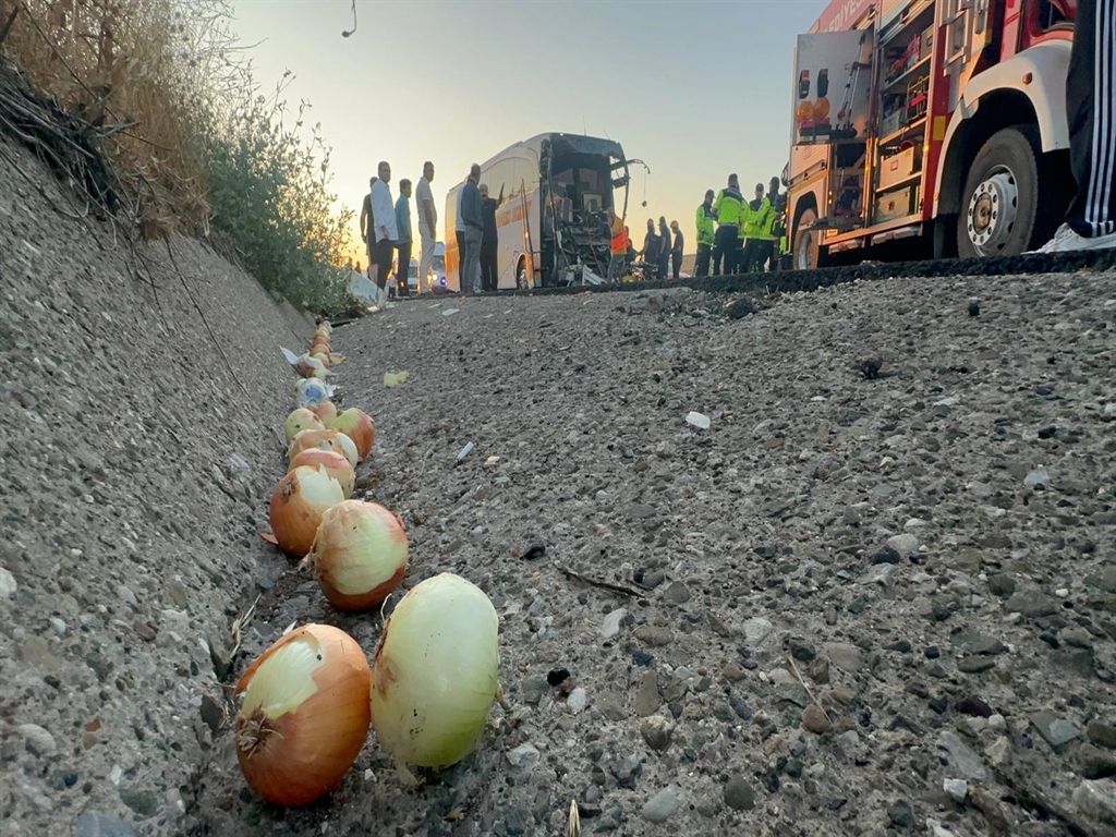 yolcu-otobusu-sogan-yuklu-kamyona-carpti-sofor-hayatini-kaybetti.jpeg
