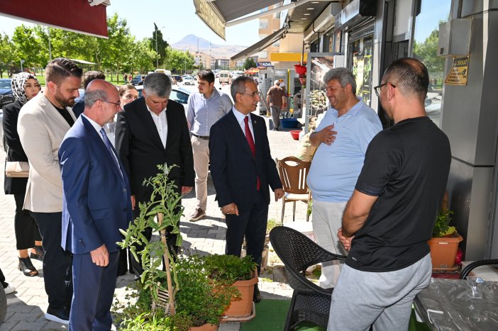 81-ilin-gelecegine-yon-verecek-turkiye-yuzyili-bulusmalari-konyanin-selcuklu-ilcesinde-gerceklesti-milletvekili-abdurrahim-dusak-ve-baskan-ahmet-pekyatirmaci-esnaf-vatandas-ve-sehit-ailesi-ziyaretleriyle-gonul-baglarini-pekistirdi-005.jpg
