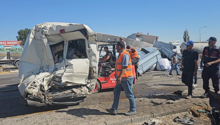 konya-yolunda-tir-kazasi-2-minibusu-bicti-001.jpg