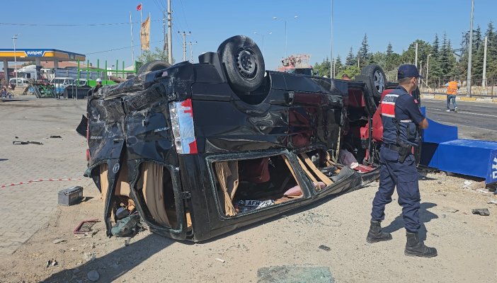 konya-yolunda-tir-kazasi-2-minibusu-bicti.jpg