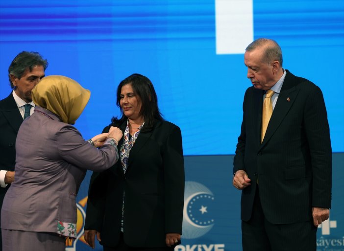 ozlem-cercioglu-ak-parti-rozetini-takti-iste-erdogandan-ilk-istegi-001.jpg