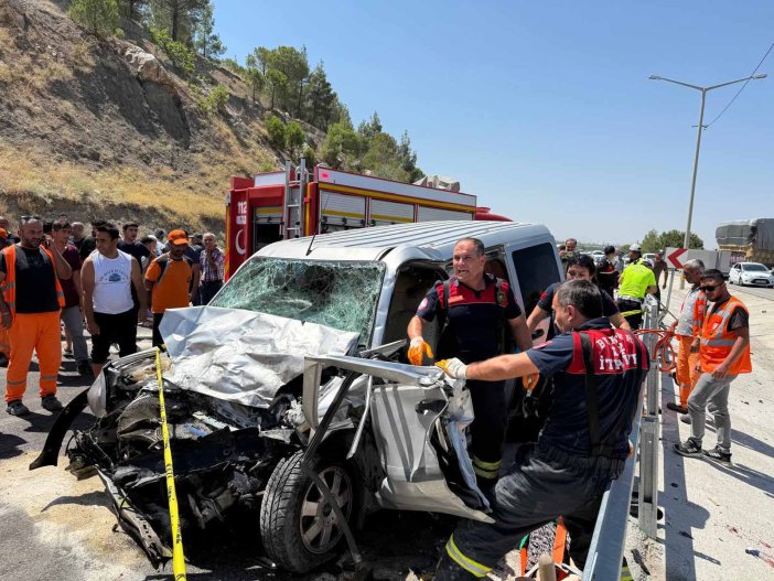 tek-seride-dusen-yolda-korkunc-kaza-kayinpeder-ile-gelin-oldu-4-yarali.jpg