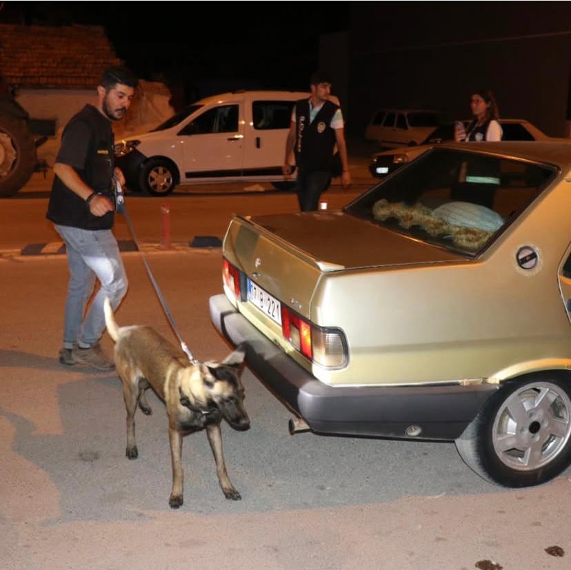 narkotik-polisi-konyanin-bir-ilcesini-kiskaca-aldi-003.jpeg